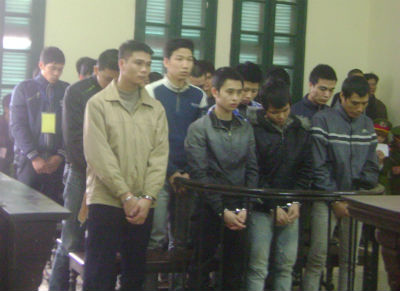 Khách và nhân viên "hát" với nhau bằng dao 1