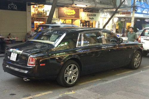 3 chiếc Rolls-Royce Phantom rồng xếp hàng trên phố Sài Gòn 2