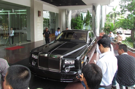 3 chiếc Rolls-Royce Phantom rồng xếp hàng trên phố Sài Gòn 5