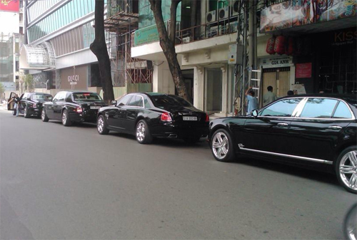 3 chiếc Rolls-Royce Phantom rồng xếp hàng trên phố Sài Gòn 1