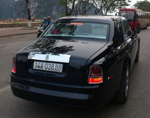 3 chiếc Rolls-Royce Phantom rồng xếp hàng trên phố Sài Gòn 4