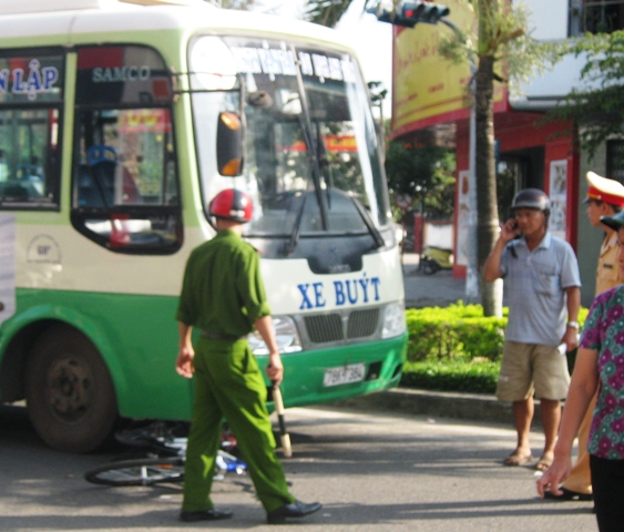 Nữ Việt kiều bị xe buýt cán nát chân khi đang dạo phố 1