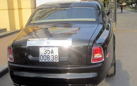 3 chiếc Rolls-Royce Phantom rồng xếp hàng trên phố Sài Gòn 3