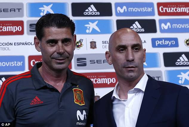 4d315fd6000005785839997spanishfootballpresidentluisrubialesrightposeswithspainm11528908113703152893946282516211690577c69900951cp.jpg