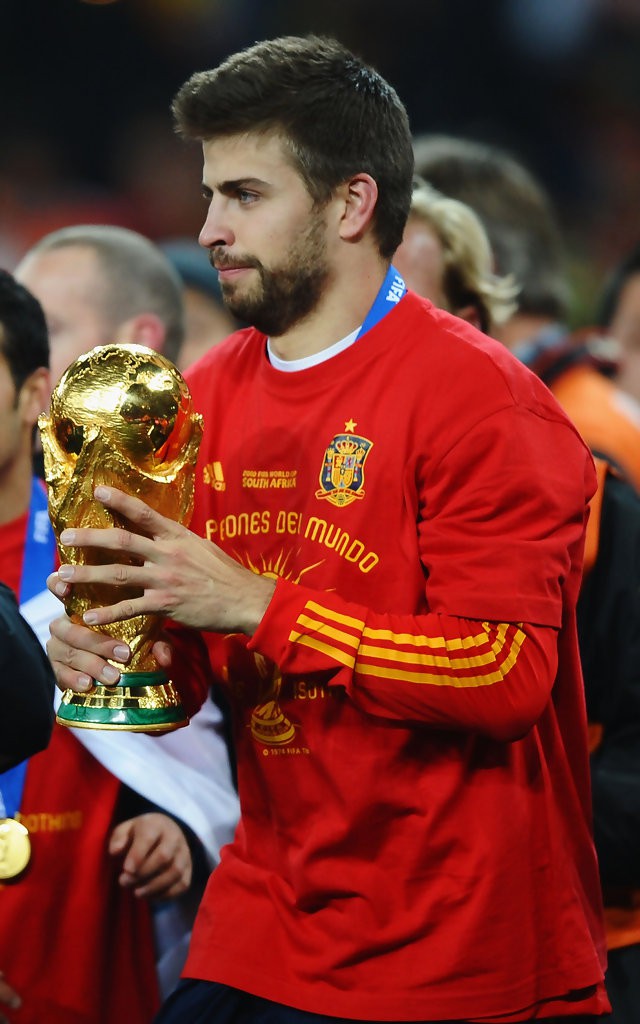 gerardpiquenetherlandsvspain2010fifaywynslcwpopx15288122035781443672114c301304ce7cp.jpg
