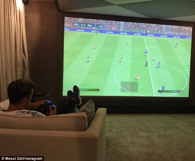 4342a383000005784790604arsenalsmesutozilenjoyedagameofproevolutionsoccer2017a72150274842117515312079976521024360485c962d9034bcp.jpg