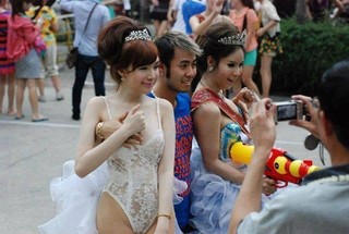 Xôn xao bức ảnh Akira Phan “sàm sỡ” gái trẻ
