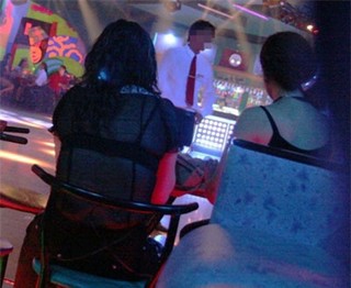 'Chợ tình' của quý bà hám 'của lạ'