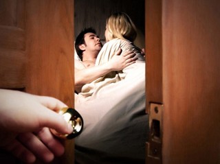 Học kèm tại nhà, vợ bị thầy giáo sàm sỡ
