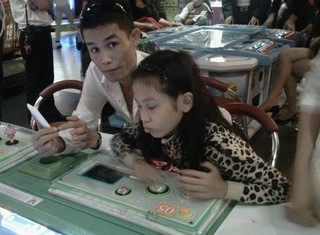 Người dân Hàn Quốc hiếu kỳ nhìn Trà Ngọc Hằng tạo dáng |