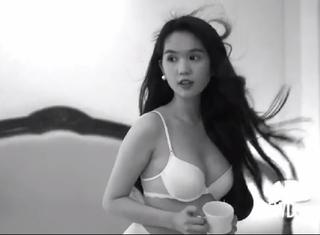 Clip Ngọc Trinh chỉnh nội y, khoe 3 vòng táo bạo