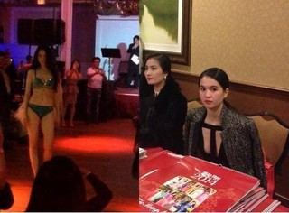 Lộ thêm ảnh Ngọc Trinh ngồi bán lịch ở Mỹ