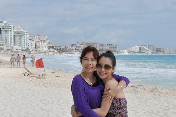 Vợ chồng Jennifer &ocirc;m ấp tr&ecirc;n biển Mexico 4