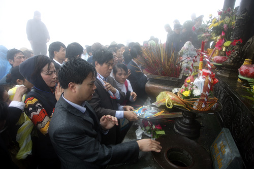 Hàng vạn người hành hương trong làn sương mù Yên Tử 16