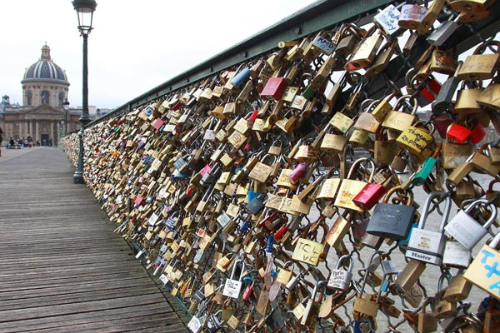 Độc đáo cây cầu nghìn khóa thơ mộng nhất Paris 12