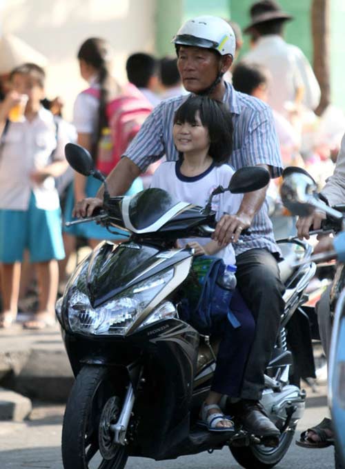Chở trẻ đi xe m&aacute;y phải k&egrave;m giấy khai sinh 1