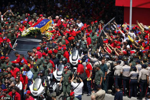 Biển người diễu hành theo linh cữu Tổng thống Chavez 8