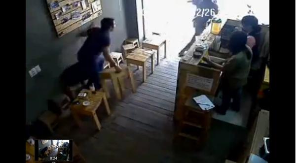 Cư dân mạng shock vì clip cướp Ipad trong quán café ở Sài Gòn 6