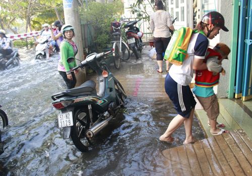 Triều cường đạt đỉnh, người Sài Gòn bì bõm lội nước đi làm 12 Triều cường đạt đỉnh, người Sài Gòn bì bõm lội nước đi làm 12