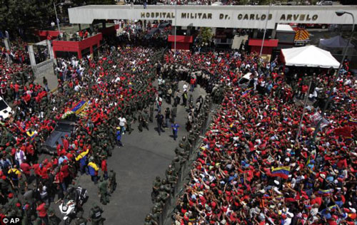 Biển người diễu hành theo linh cữu Tổng thống Chavez 6