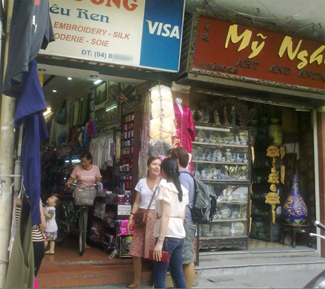 Giữa lòng Hà Nội, hàng loạt cửa hàng Việt “kì thị” khách Việt 2