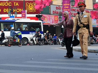 Hà Nội: Lập danh sách thống kê CSGT... bụng bự 1 Hà Nội: Lập danh sách thống kê CSGT... bụng bự 1