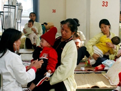 Rét đậm, mẹ ôm con la liệt tại các khoa Nhi ở Hà Nội 1