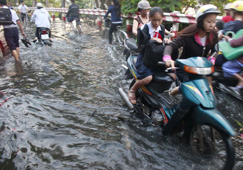 Triều cường đạt đỉnh, người Sài Gòn bì bõm lội nước đi làm 6