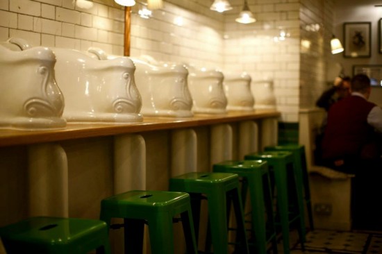 Nhà vệ sinh công cộng biến thành quán ăn 4