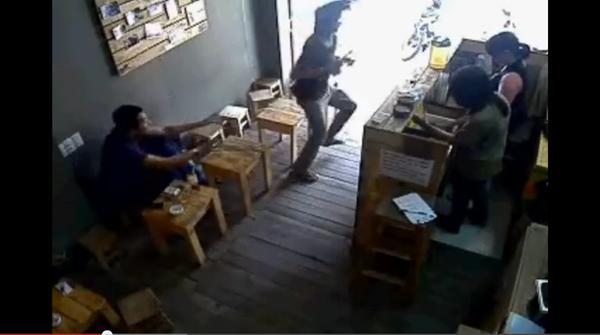 Cư dân mạng shock vì clip cướp Ipad trong quán café ở Sài Gòn 5
