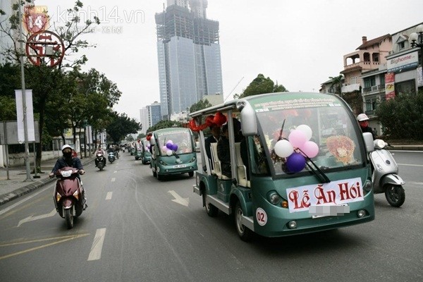 Độc đáo lễ ăn hỏi bằng xe điện tại Hà Nội 9