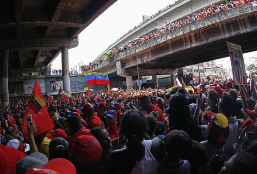 Biển người diễu hành theo linh cữu Tổng thống Chavez 13