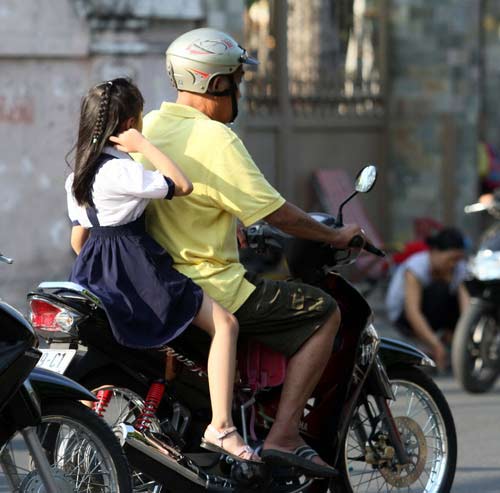 Chở trẻ đi xe m&aacute;y phải k&egrave;m giấy khai sinh 2