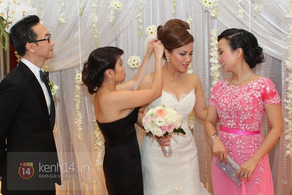 Minh Tuyết rạng rỡ trong đám cưới tại Việt Nam 7