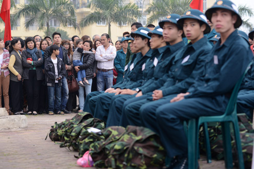 Con g&aacute;i h&ocirc;n tạm biệt cha đi bộ đội 2