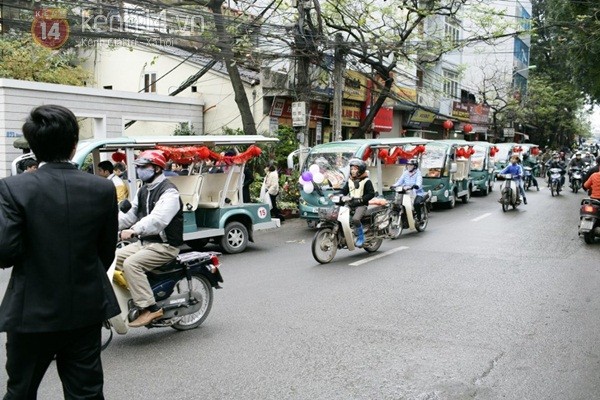 Độc đáo lễ ăn hỏi bằng xe điện tại Hà Nội 8
