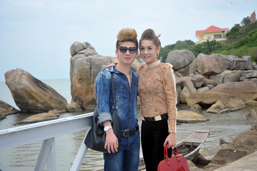 Lâm Chi Khanh và bạn trai tình tứ ở biển 1