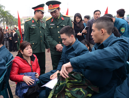 Con g&aacute;i h&ocirc;n tạm biệt cha đi bộ đội 4