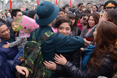 Con g&aacute;i h&ocirc;n tạm biệt cha đi bộ đội 8