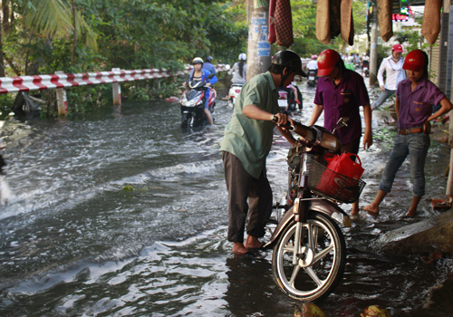 Triều cường đạt đỉnh, người Sài Gòn bì bõm lội nước đi làm 11 Triều cường đạt đỉnh, người Sài Gòn bì bõm lội nước đi làm 11