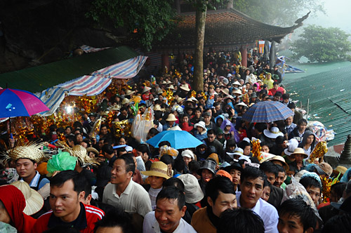 Ch&ugrave;a Hương tắc nghẽn ng&agrave;y khai hội 6