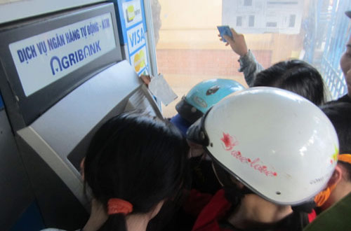 Rút tiền từ ATM phải nhờ công an can thiệp 4