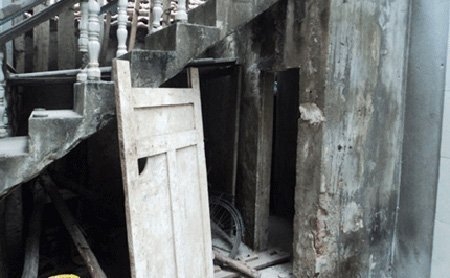 Đằng sau vụ cha giết con 10 th&aacute;ng tuổi rồi ch&ocirc;n sau nh&agrave; 1