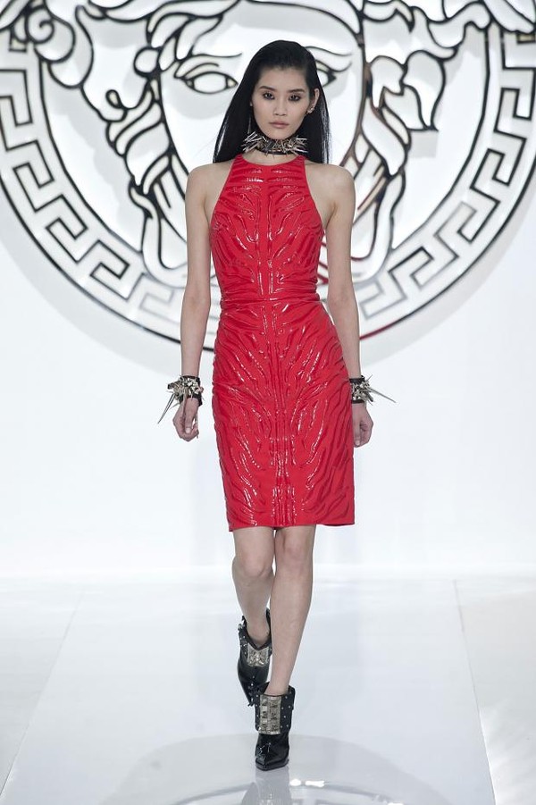 Prada, Gucci, Versace "ra quân" ấn tượng tại MFW 33