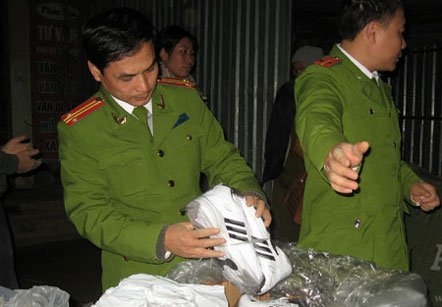Bắt trên 1.000 đôi giầy nghi làm giả Adidas và Nike nhập lậu 1 Bắt trên 1.000 đôi giầy nghi làm giả Adidas và Nike nhập lậu 1
