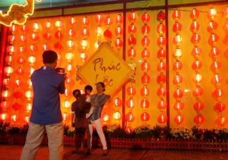 Người Sài Gòn rộn ràng với Hội đèn hoa Xuân 1