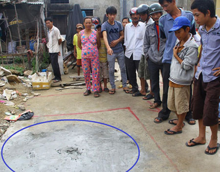 Quảng Nam: Đổ xô đi xem"'máu" rỉ từ dưới nền xi măng 1