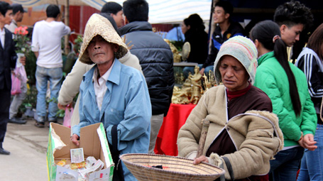 Sư giả, ăn xin “bủa vây” Phủ Dầy 20