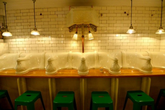 Nhà vệ sinh công cộng biến thành quán ăn 5