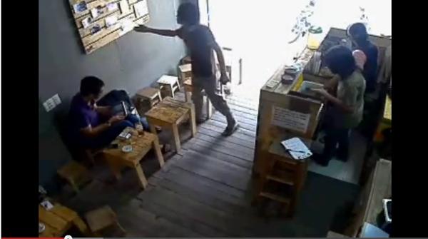 Cư dân mạng shock vì clip cướp Ipad trong quán café ở Sài Gòn 3